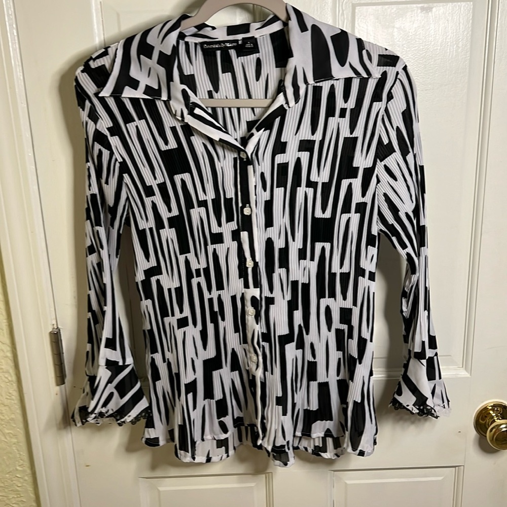 Essentials by Milano Black and White Blocky Pattern Long-Sleeve Fitted Blouse